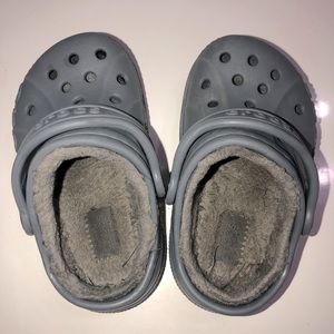 6c lined gray crocs